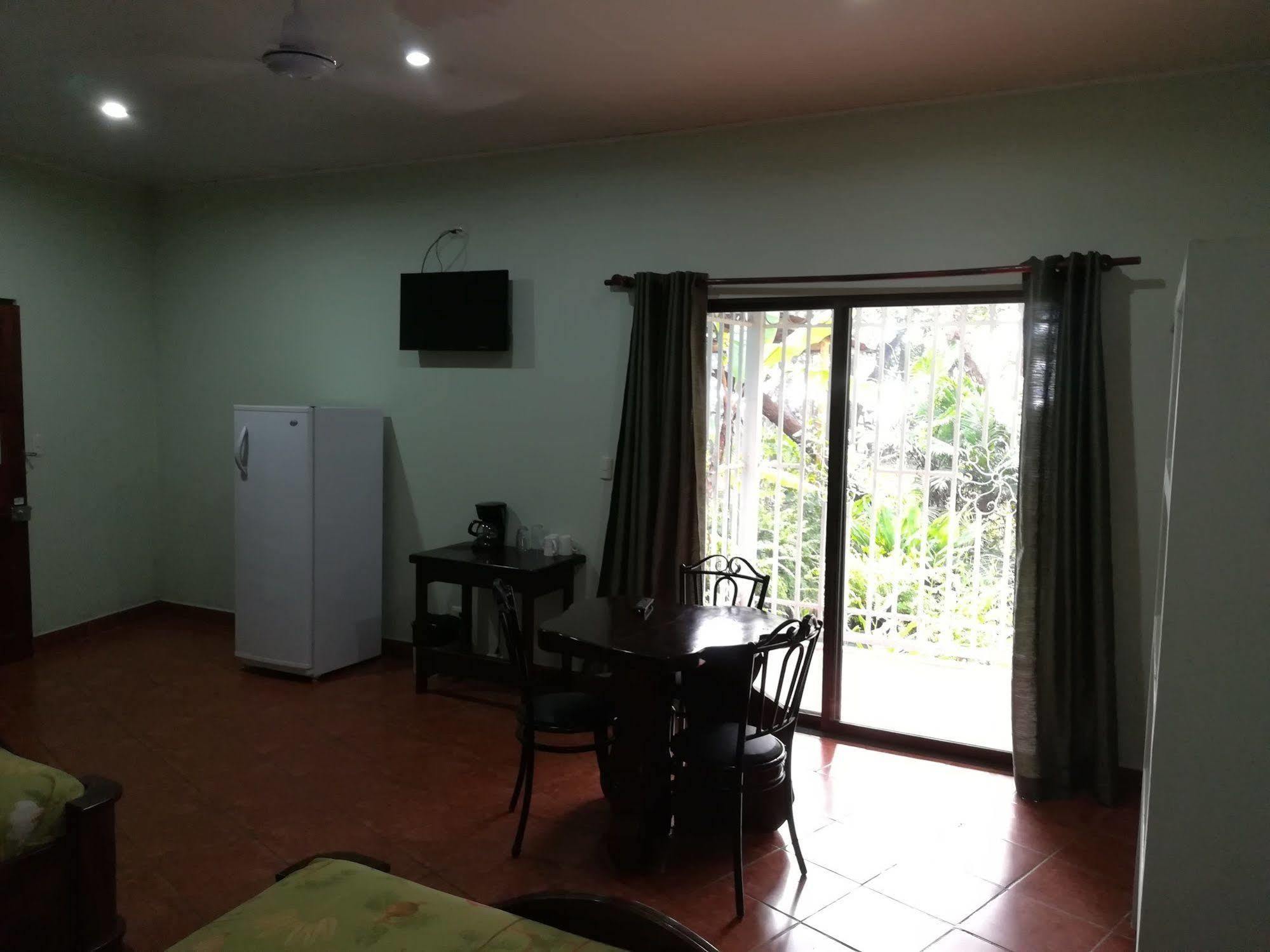 Oceanfront Hotel Verde Mar Direct Access To The Beach Manuel Antonio Esterno foto